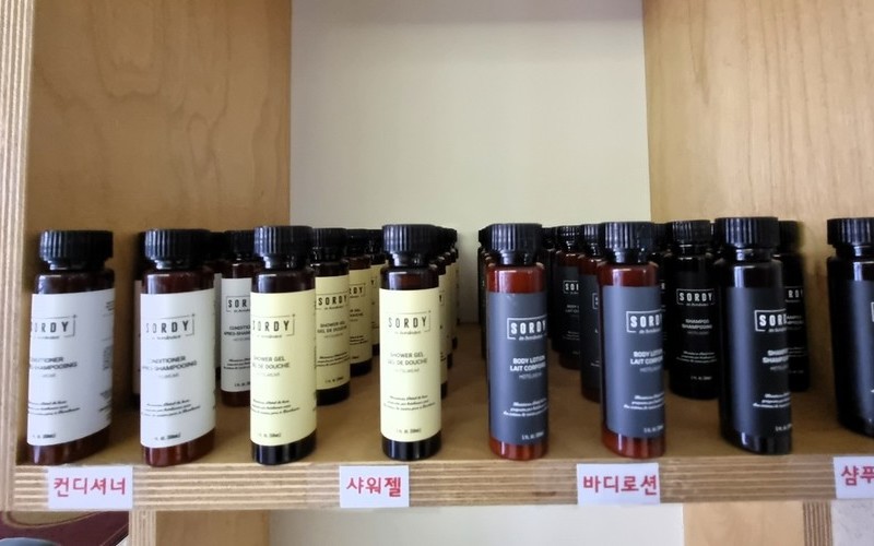 다양한 어메니티 및 음료을 제공하는 편안한 로비